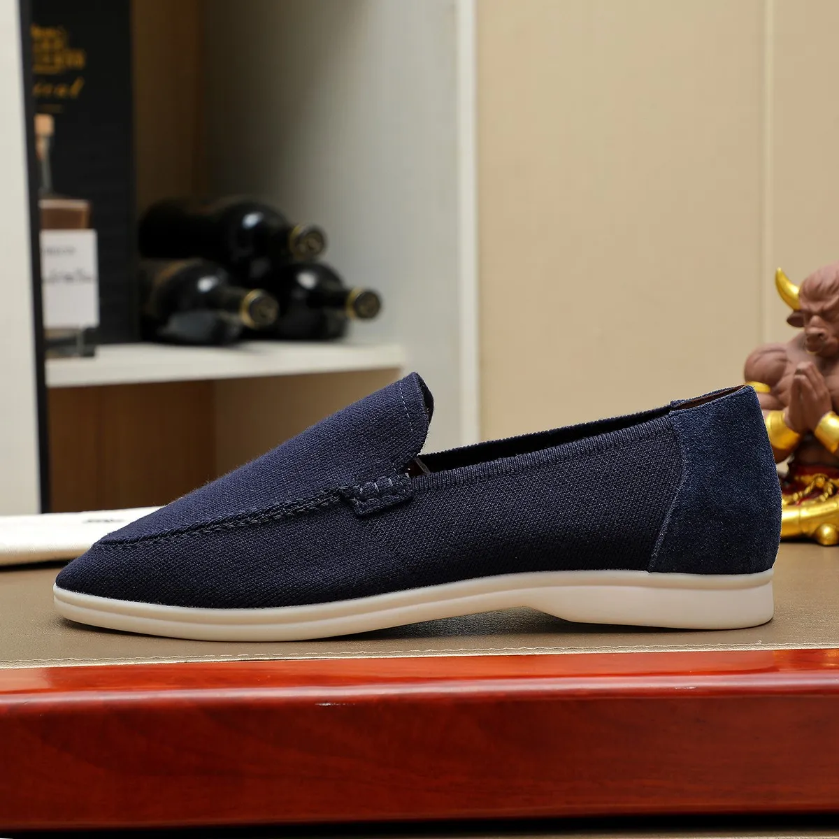 Men's Men's Shoes 💰 400 Loro PIana moccasin made of wish wool fabric. The upper is made of knitted fabric, made on a loom, and then attached to a rubber sole. The Rain System's water-repellent treatment enhances the shoe's functional design, while the suede details give the shoe a sense of elegance and sophistication. Made from Wish, fine wool from Australian and New Zealand Merino sheep 38-44